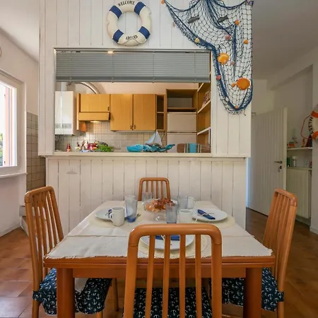 Διαμέρισμα Sleeps 4 Pool